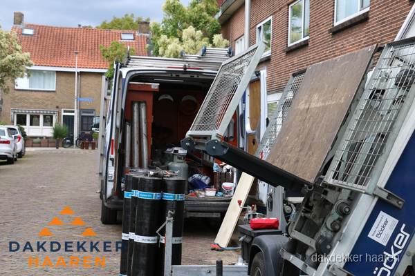 Dakdekkersbusje met materiaal en ladderlift voor dakpannen vervangen in Haaren Dakdekkersbusje met materiaal en ladderlift voor dakpannen vervangen in Haaren