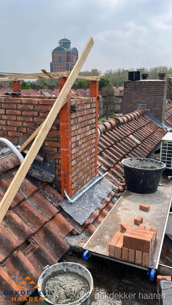 Schoorsteen renovatie met metselwerk op schuin dak in Haaren Schoorsteen renovatie met metselwerk op schuin dak in Haaren