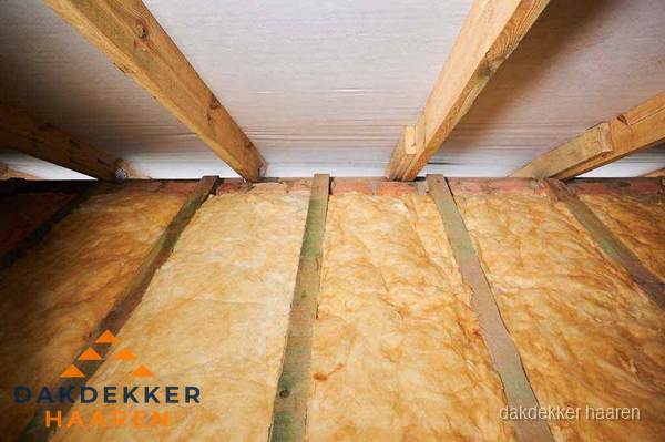 Dakisolatie met glaswol tussen dakspanten in Haaren Dakisolatie met glaswol tussen dakspanten in Haaren