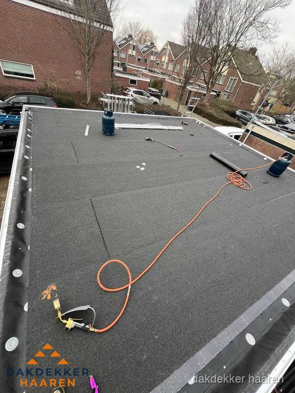 Afgewerkte dakrenovatie met bitumen op plat dak in Haaren Afgewerkte dakrenovatie met bitumen op plat dak in Haaren