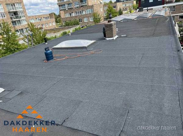 Bitumen dakbedekking op plat dak met lichtkoepel en schoorsteen in Haaren Bitumen dakbedekking op plat dak met lichtkoepel en schoorsteen in Haaren