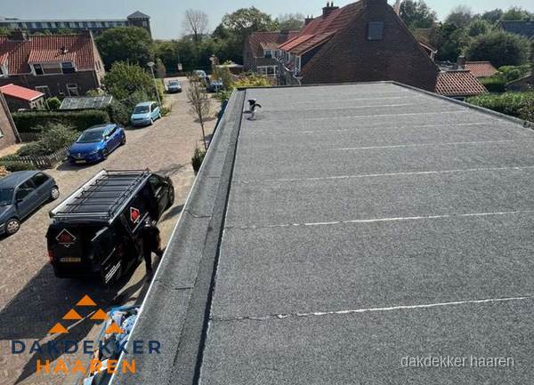 Nieuw bitumen plat dak met uitzicht over woonwijk in Haaren