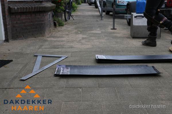 Dakbedekkingsmateriaal en zinkwerk klaargelegd voor reparatie in Haaren Dakbedekkingsmateriaal en zinkwerk klaargelegd voor reparatie in Haaren