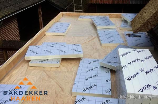 PIR isolatieplaten leggen op plat dak in Haaren