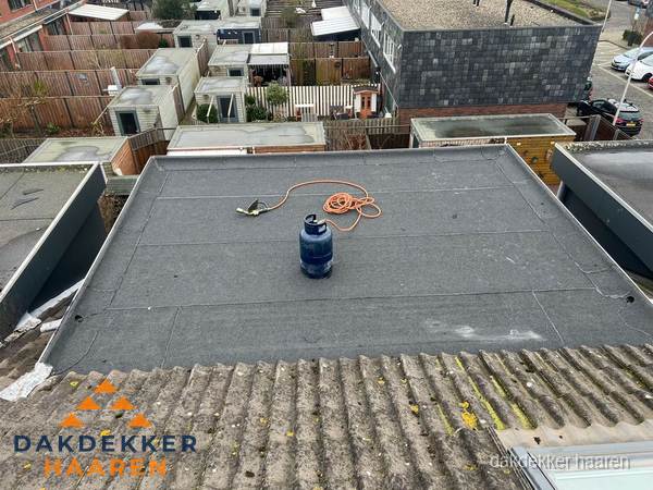 Plat dak met bitumen dakbedekking en brander in Haaren