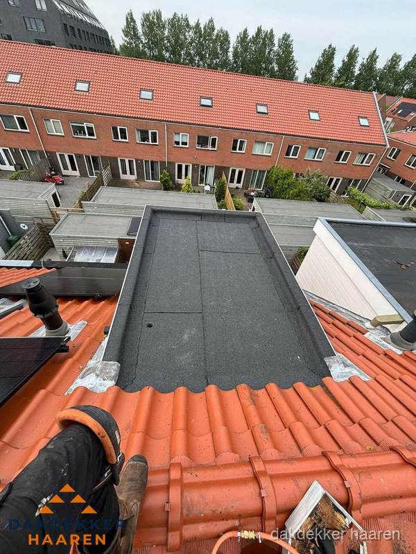 Bitumen dak reparatie op plat dak tussen dakpannen in Haaren Bitumen dak reparatie op plat dak tussen dakpannen in Haaren