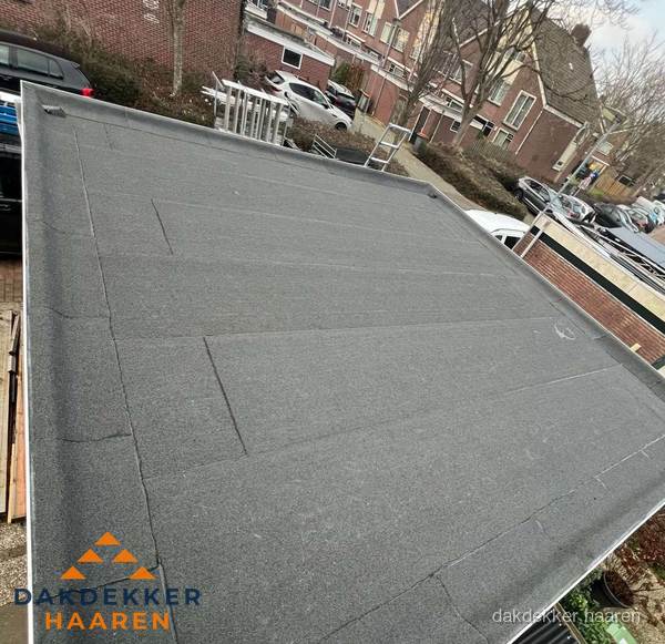 Nieuwe bitumen dakbedekking op plat dak van garage in Haaren Nieuwe bitumen dakbedekking op plat dak van garage in Haaren