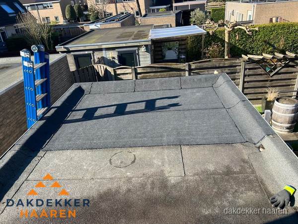 Dakdekker bij bitumen plat dak renovatie in Haaren Dakdekker bij bitumen plat dak renovatie in Haaren