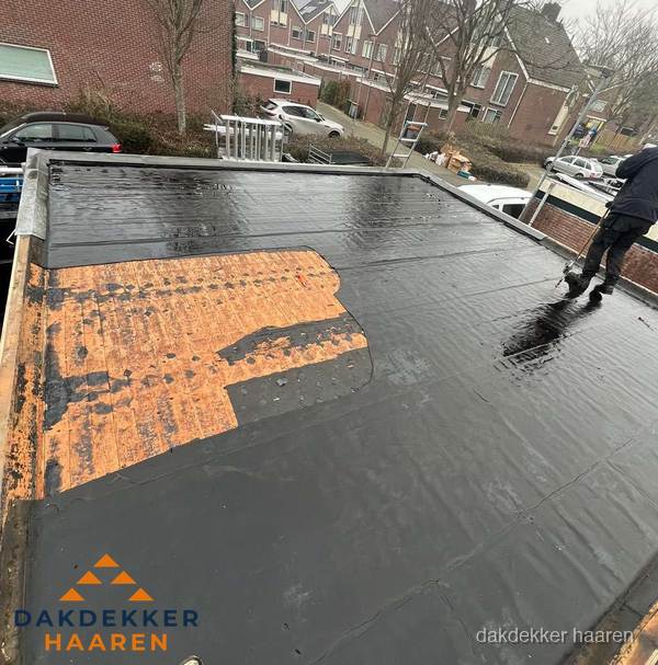 Dakdekker brengt EPDM dakbedekking aan op plat dak in Haaren Dakdekker brengt EPDM dakbedekking aan op plat dak in Haaren
