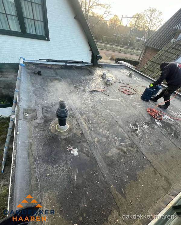Dakdekker verhelpt daklekkage op plat dak in Haaren