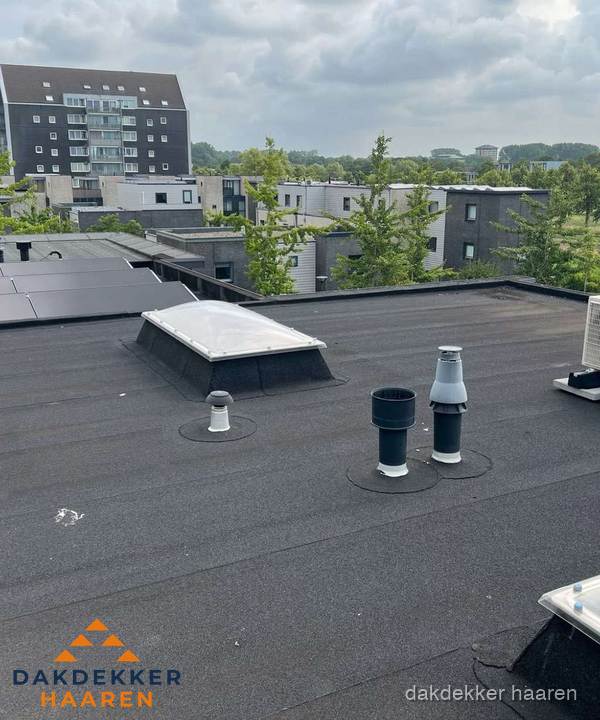 Groot plat dak met lichtkoepel en dakdoorvoeren in Haaren Groot plat dak met lichtkoepel en dakdoorvoeren in Haaren